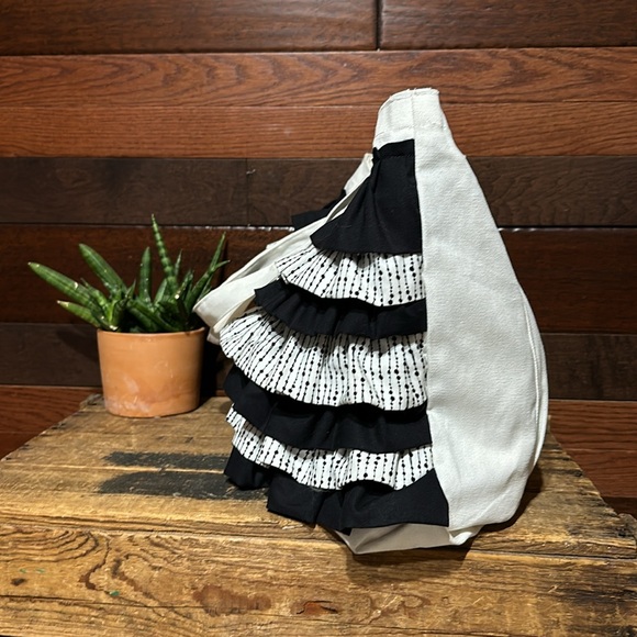 No Brand Tag Large Black and White Ruffled Graphic Cotton Tote Bag - Picture 4 of 9